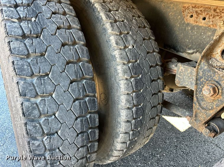 image for item NR9337 1993 International 9400  flatbed truck