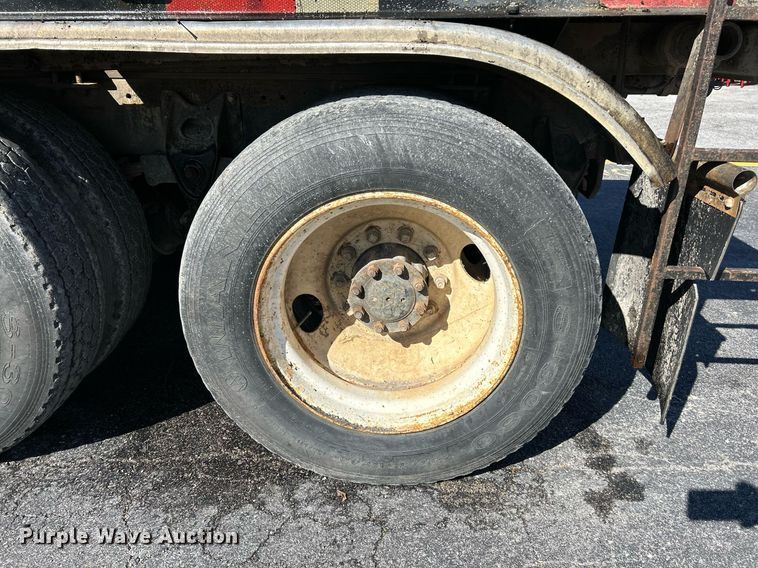 image for item NR9337 1993 International 9400  flatbed truck