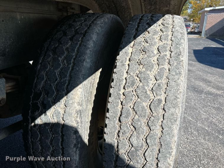 image for item NR9337 1993 International 9400  flatbed truck