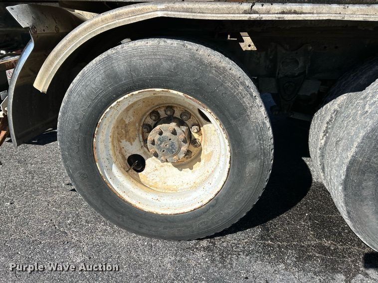 image for item NR9337 1993 International 9400  flatbed truck