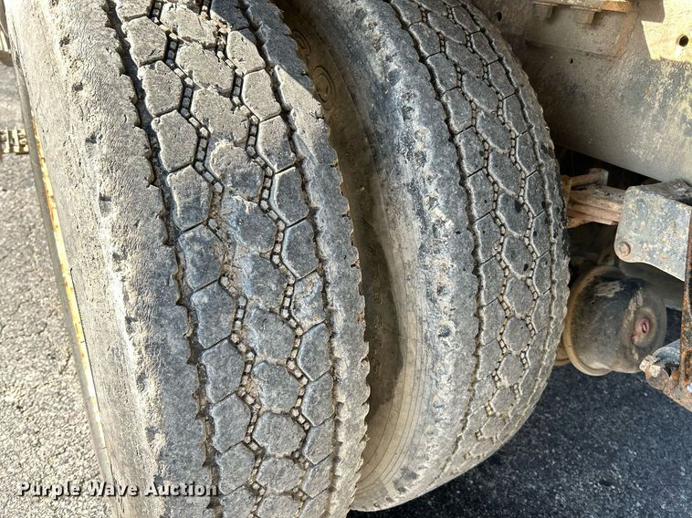 image for item NR9337 1993 International 9400  flatbed truck