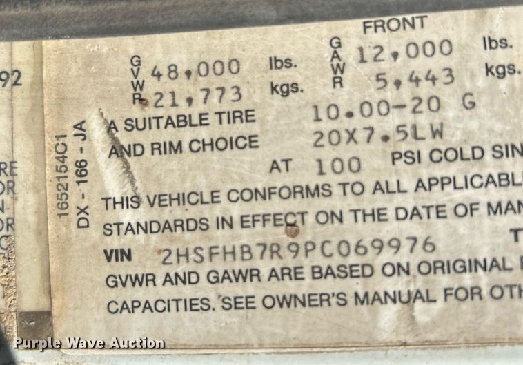 image for item NR9337 1993 International 9400  flatbed truck