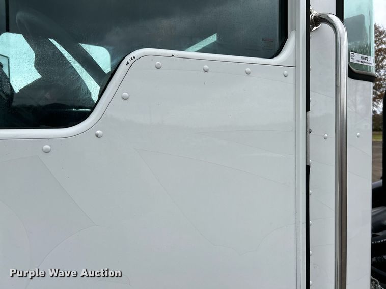 image for item NR9475 2014 Kenworth T370  rollback truck