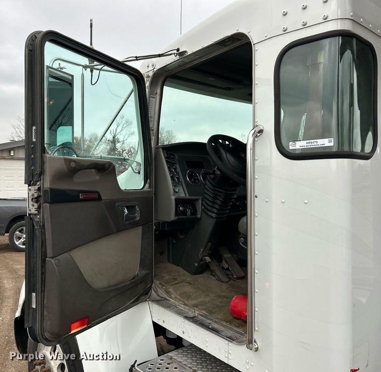 image for item NR9475 2014 Kenworth T370  rollback truck