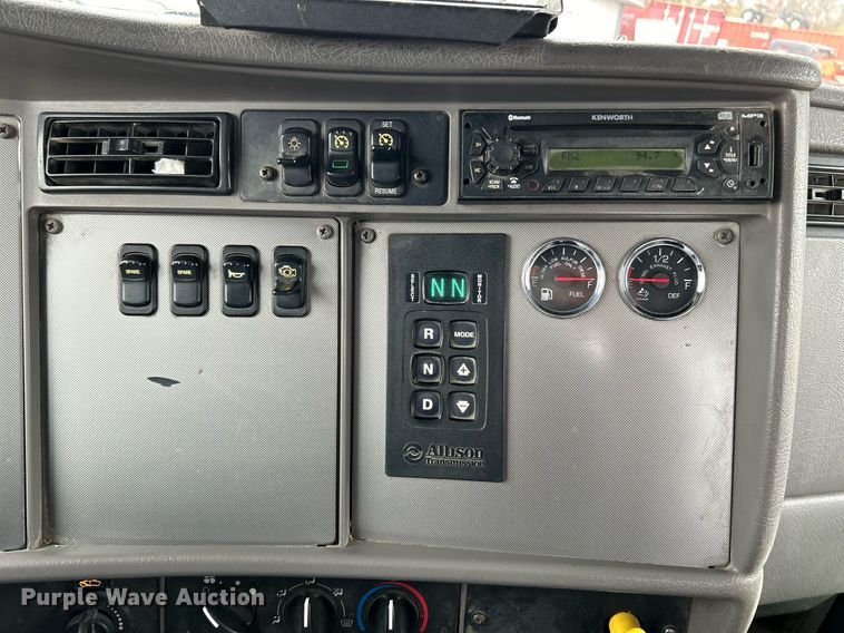 image for item NR9475 2014 Kenworth T370  rollback truck