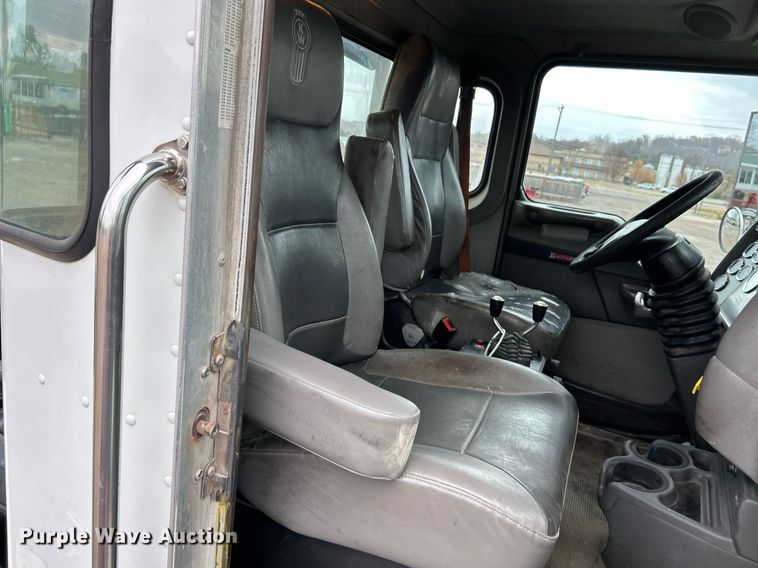 image for item NR9475 2014 Kenworth T370  rollback truck