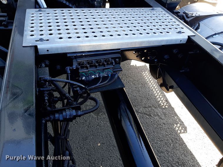 image for item OA9179 2018 International LT625  semi truck