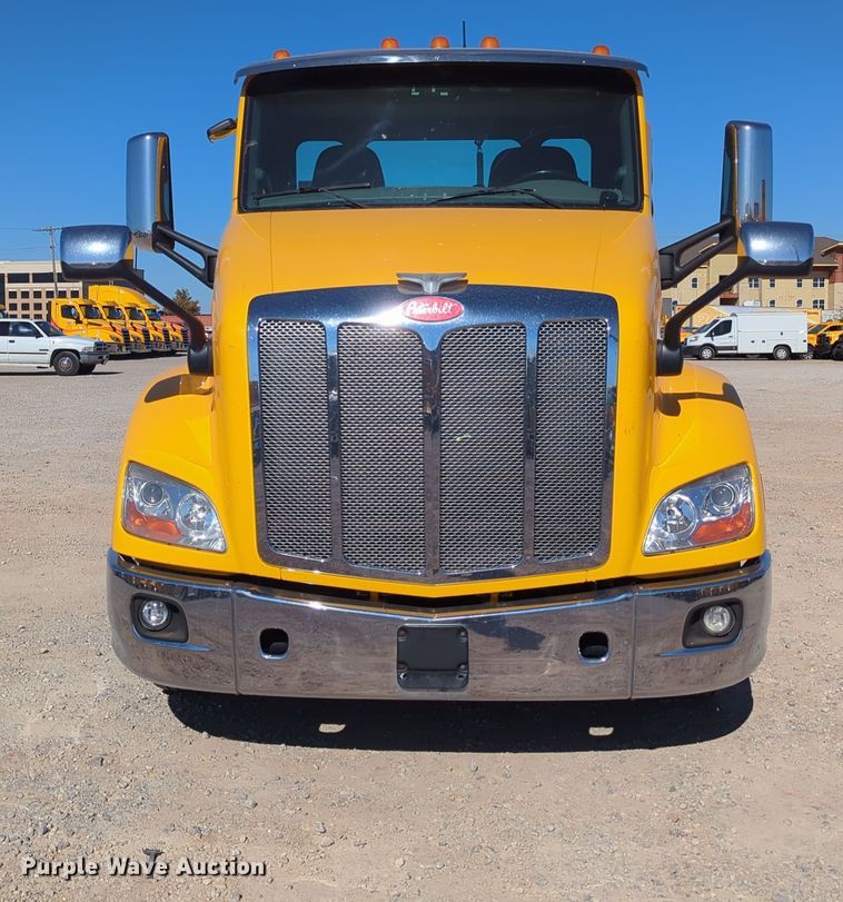image for item OL9140 2017 Peterbilt 579 semi truck