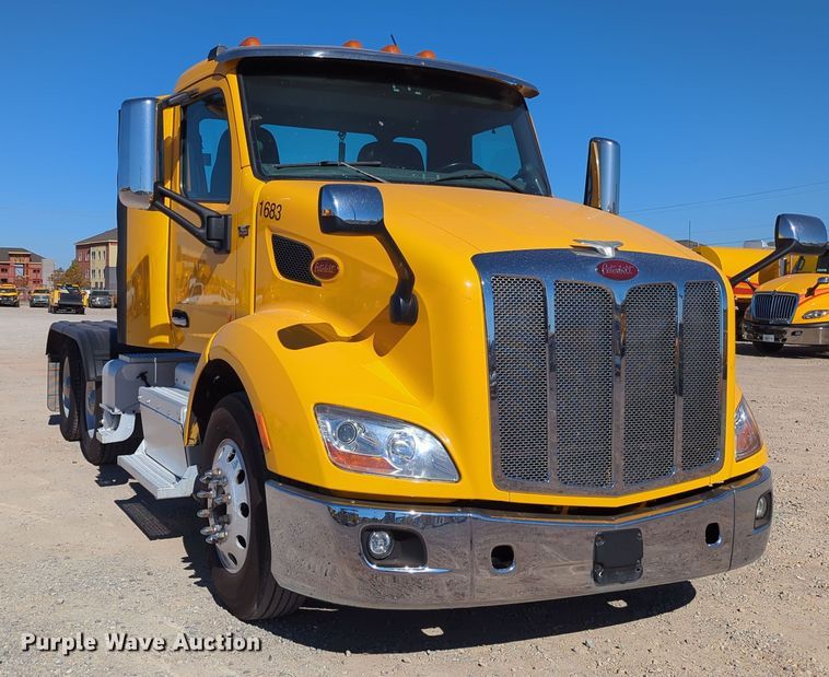 image for item OL9140 2017 Peterbilt 579 semi truck