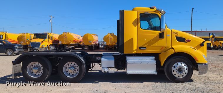 image for item OL9140 2017 Peterbilt 579 semi truck