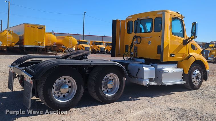 image for item OL9140 2017 Peterbilt 579 semi truck