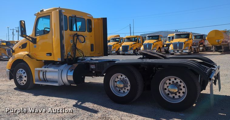 image for item OL9140 2017 Peterbilt 579 semi truck