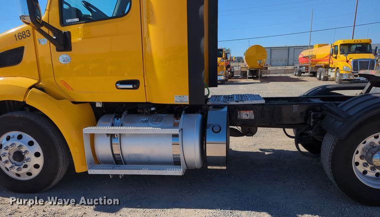 image for item OL9140 2017 Peterbilt 579 semi truck