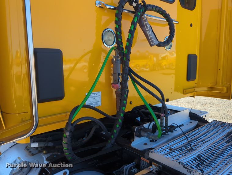 image for item OL9140 2017 Peterbilt 579 semi truck