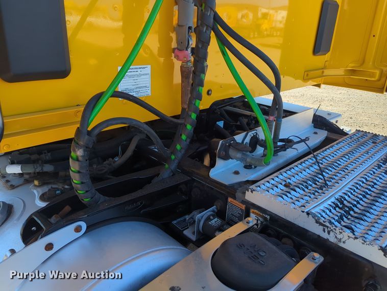 image for item OL9140 2017 Peterbilt 579 semi truck