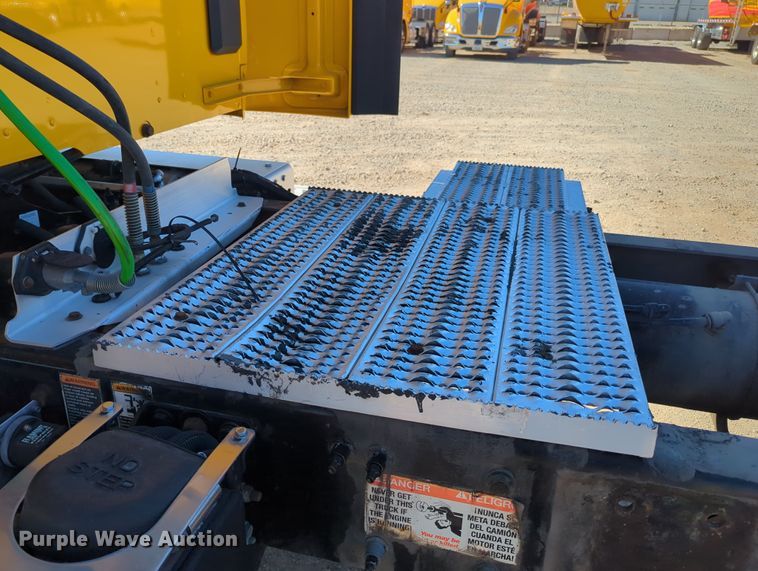 image for item OL9140 2017 Peterbilt 579 semi truck