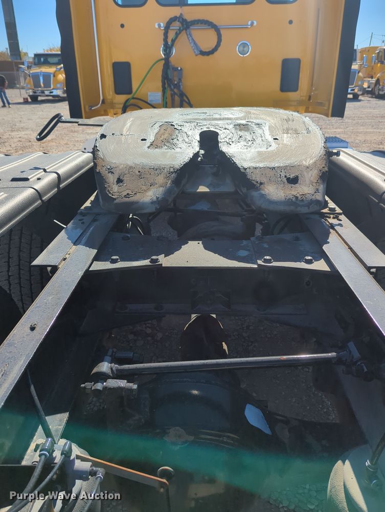 image for item OL9140 2017 Peterbilt 579 semi truck