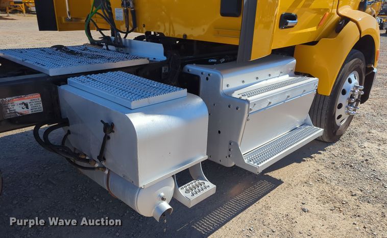 image for item OL9140 2017 Peterbilt 579 semi truck