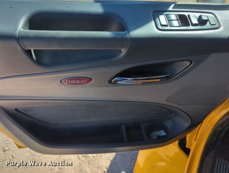 image for item OL9140 2017 Peterbilt 579 semi truck