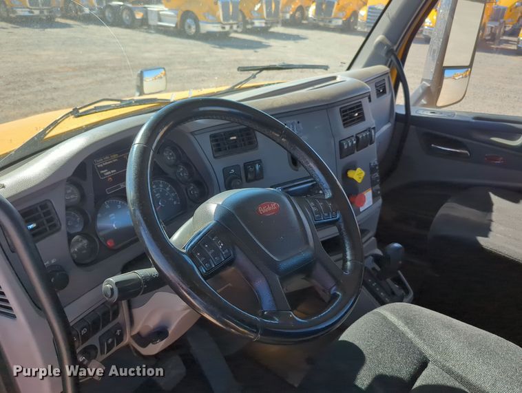 image for item OL9140 2017 Peterbilt 579 semi truck