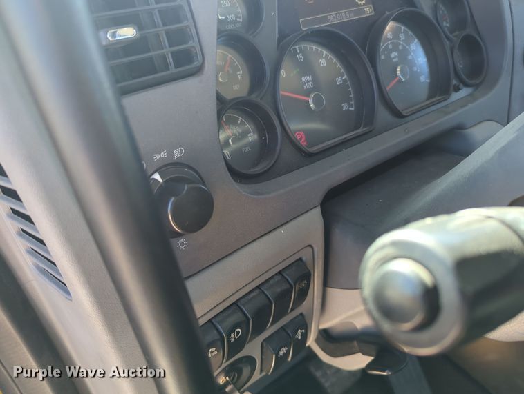 image for item OL9140 2017 Peterbilt 579 semi truck