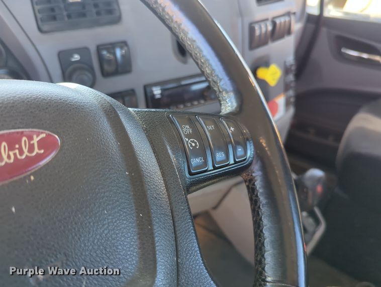 image for item OL9140 2017 Peterbilt 579 semi truck