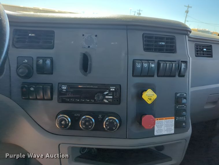 image for item OL9140 2017 Peterbilt 579 semi truck