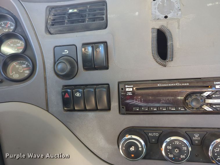 image for item OL9140 2017 Peterbilt 579 semi truck