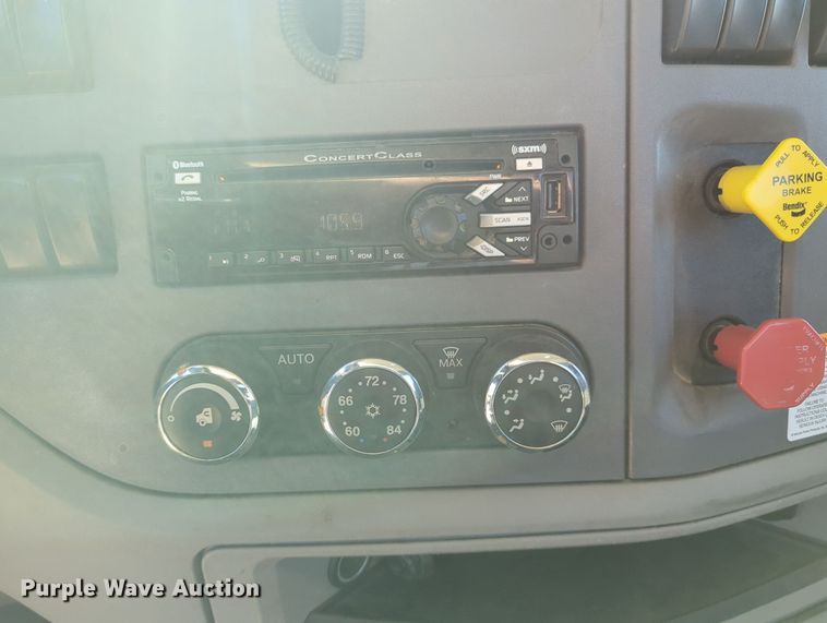 image for item OL9140 2017 Peterbilt 579 semi truck