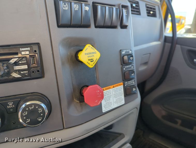 image for item OL9140 2017 Peterbilt 579 semi truck