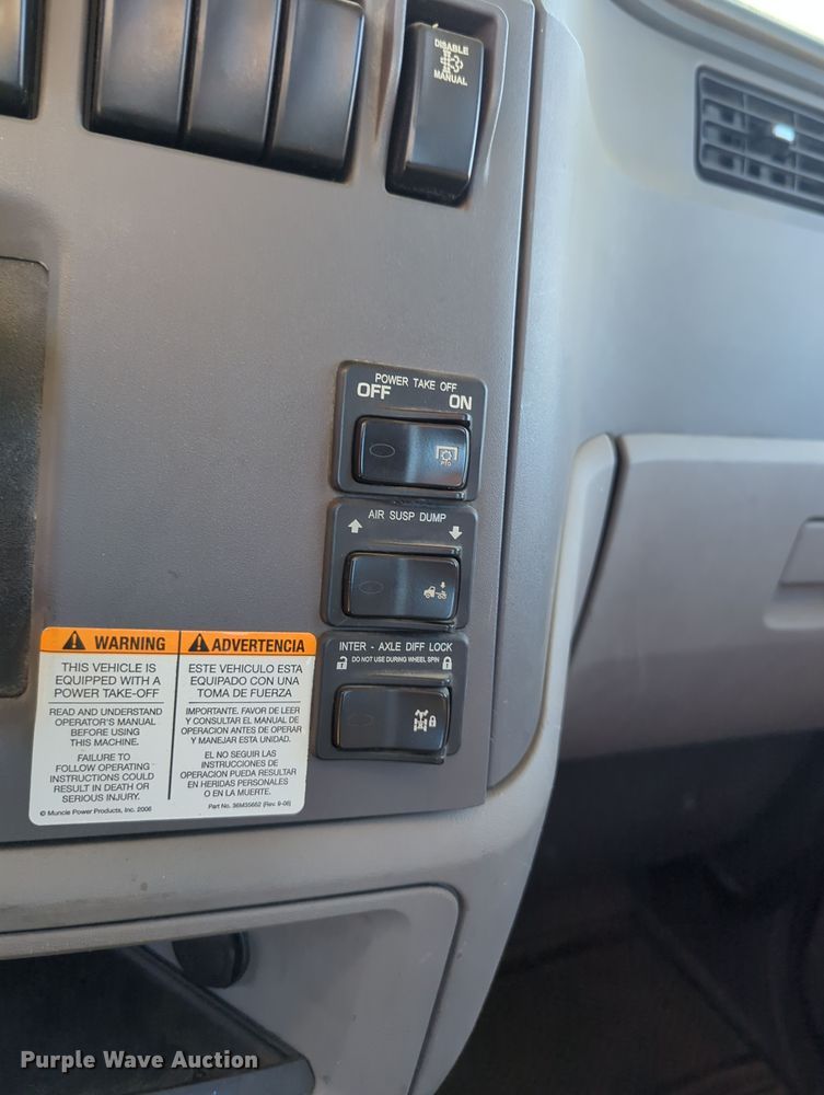 image for item OL9140 2017 Peterbilt 579 semi truck