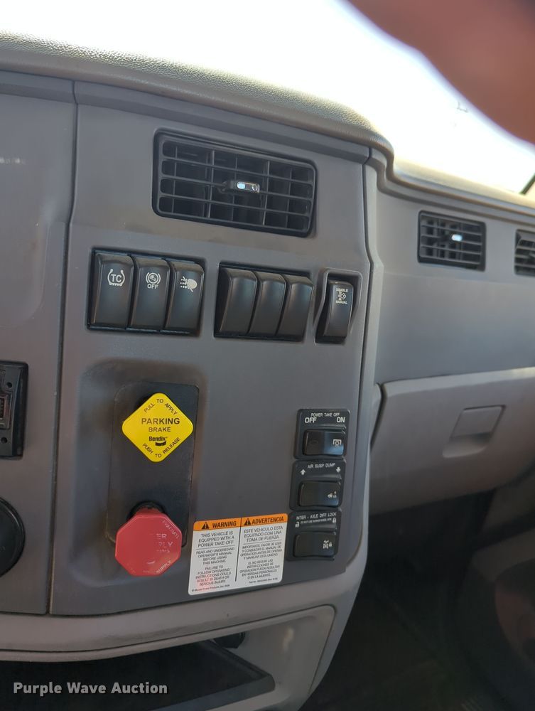 image for item OL9140 2017 Peterbilt 579 semi truck