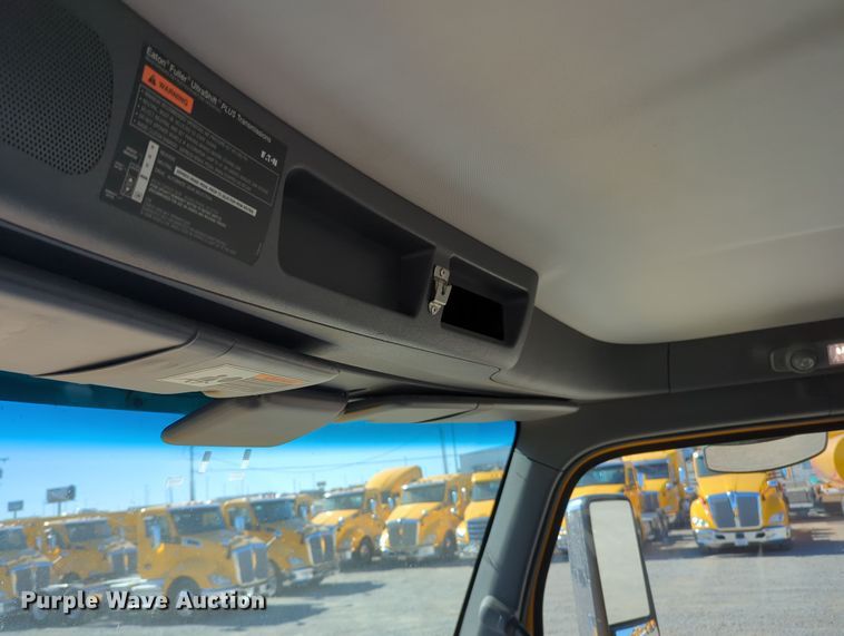 image for item OL9140 2017 Peterbilt 579 semi truck