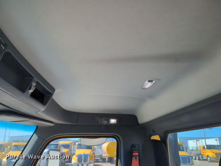 image for item OL9140 2017 Peterbilt 579 semi truck