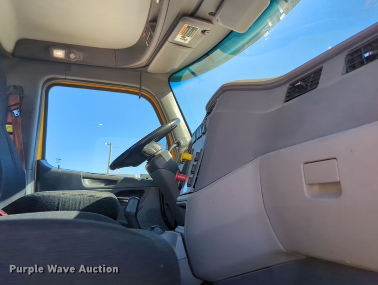 image for item OL9140 2017 Peterbilt 579 semi truck