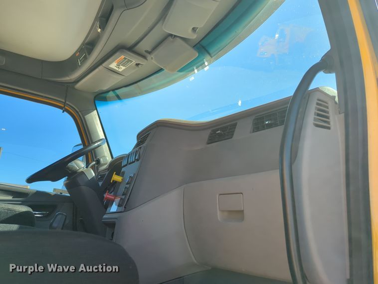 image for item OL9140 2017 Peterbilt 579 semi truck