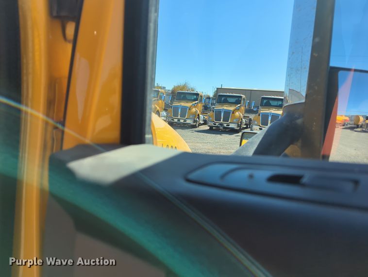 image for item OL9140 2017 Peterbilt 579 semi truck