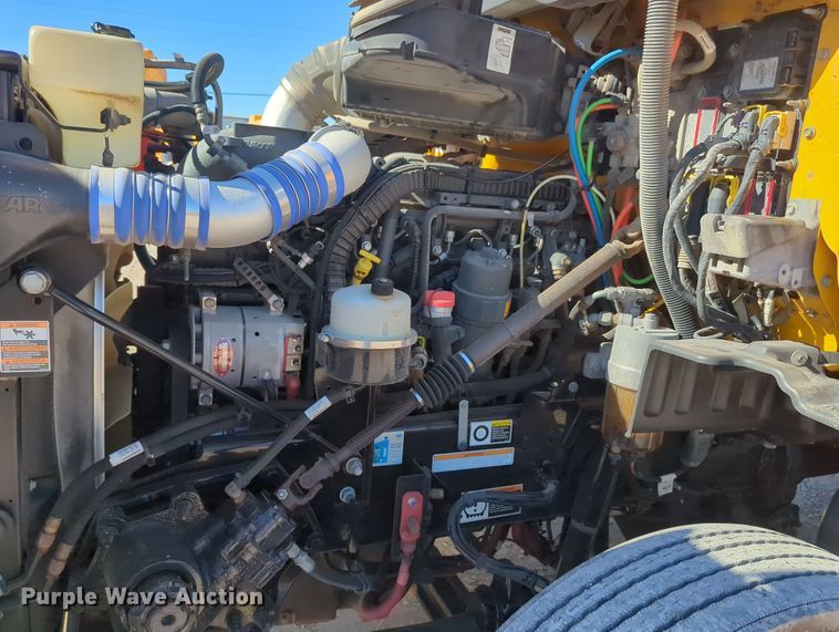 image for item OL9140 2017 Peterbilt 579 semi truck