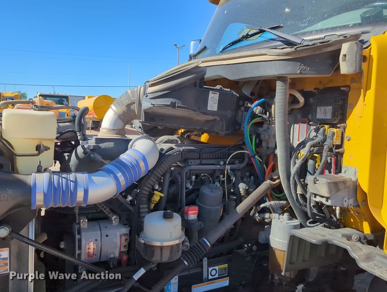 image for item OL9140 2017 Peterbilt 579 semi truck