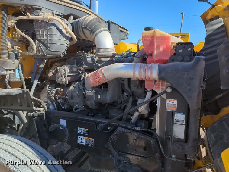 image for item OL9140 2017 Peterbilt 579 semi truck