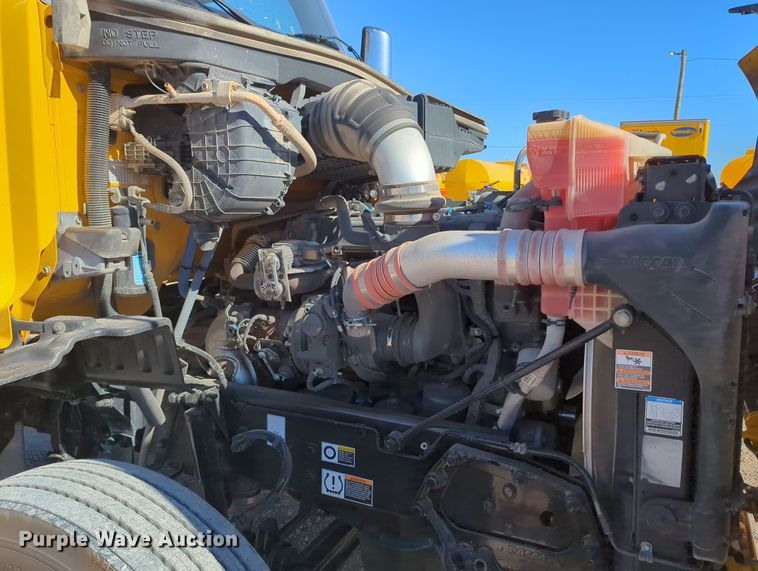 image for item OL9140 2017 Peterbilt 579 semi truck