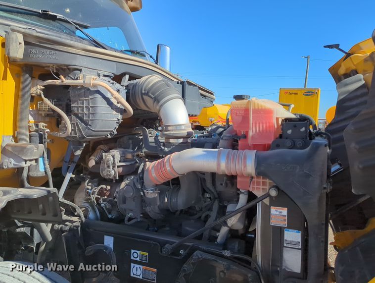 image for item OL9140 2017 Peterbilt 579 semi truck