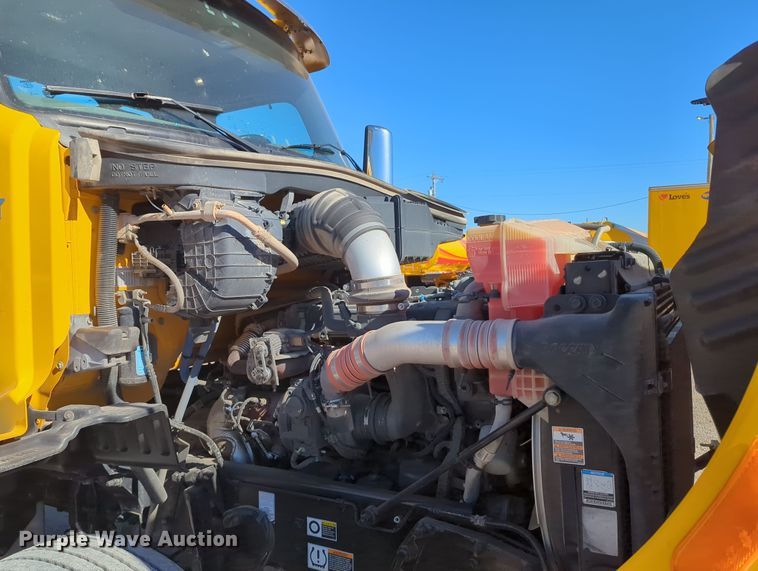 image for item OL9140 2017 Peterbilt 579 semi truck