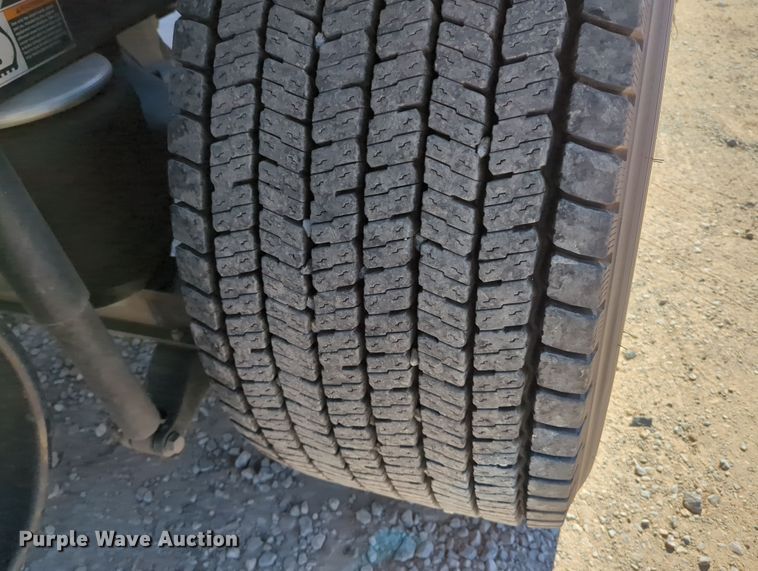 image for item OL9140 2017 Peterbilt 579 semi truck