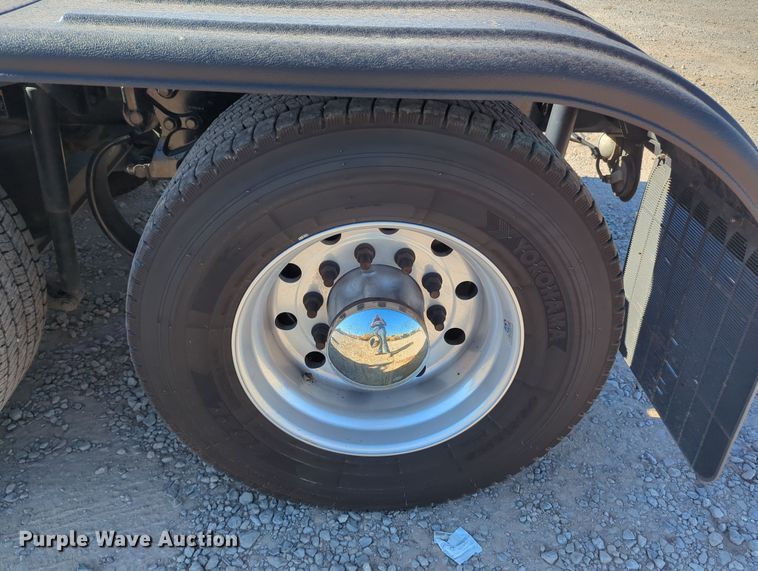 image for item OL9140 2017 Peterbilt 579 semi truck