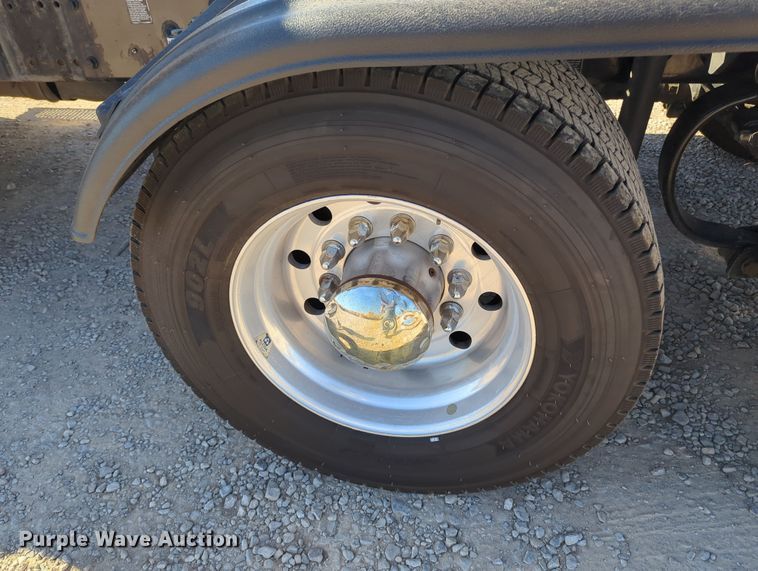 image for item OL9140 2017 Peterbilt 579 semi truck