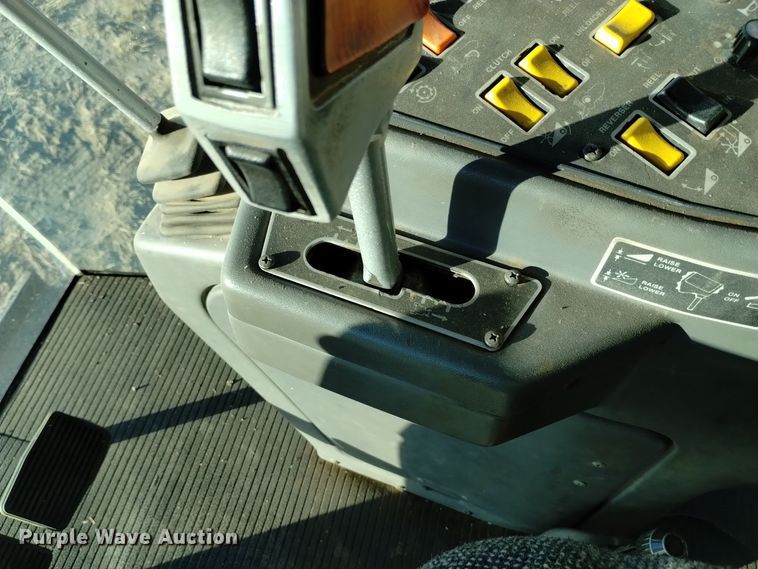 image for item DK8937 1996 Gleaner R72  combine