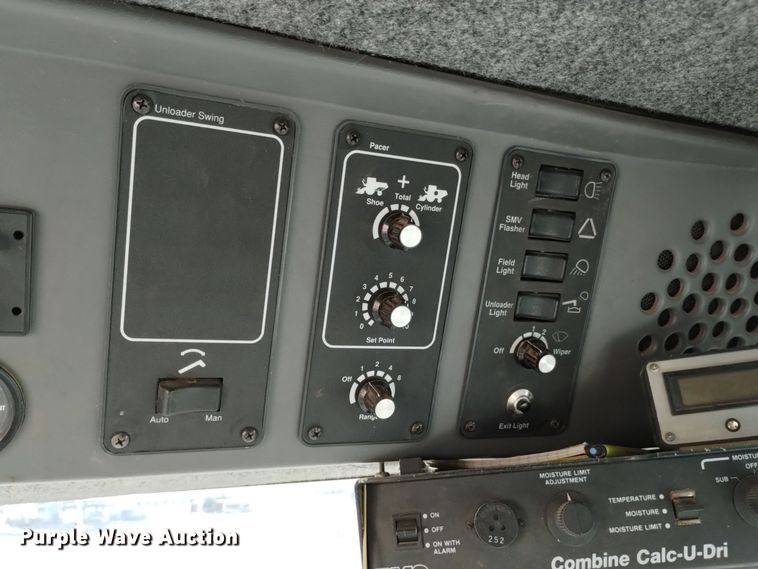 image for item DK8937 1996 Gleaner R72  combine