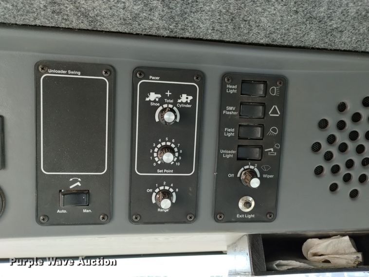 image for item DK8938 1998 Gleaner R72  combine