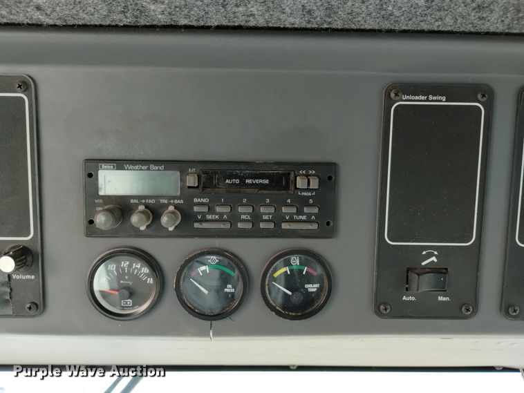 image for item DK8938 1998 Gleaner R72  combine